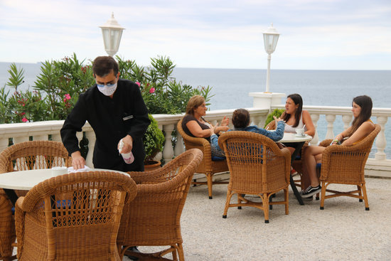 Tourists at a Costa Brava hotel this summer (by Gerard Vilà)